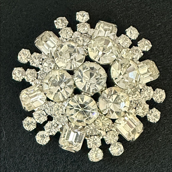 Vintage clear emerald cut & round Silver tone Cluster rhinestone Brooch pin - Picture 5 of 15